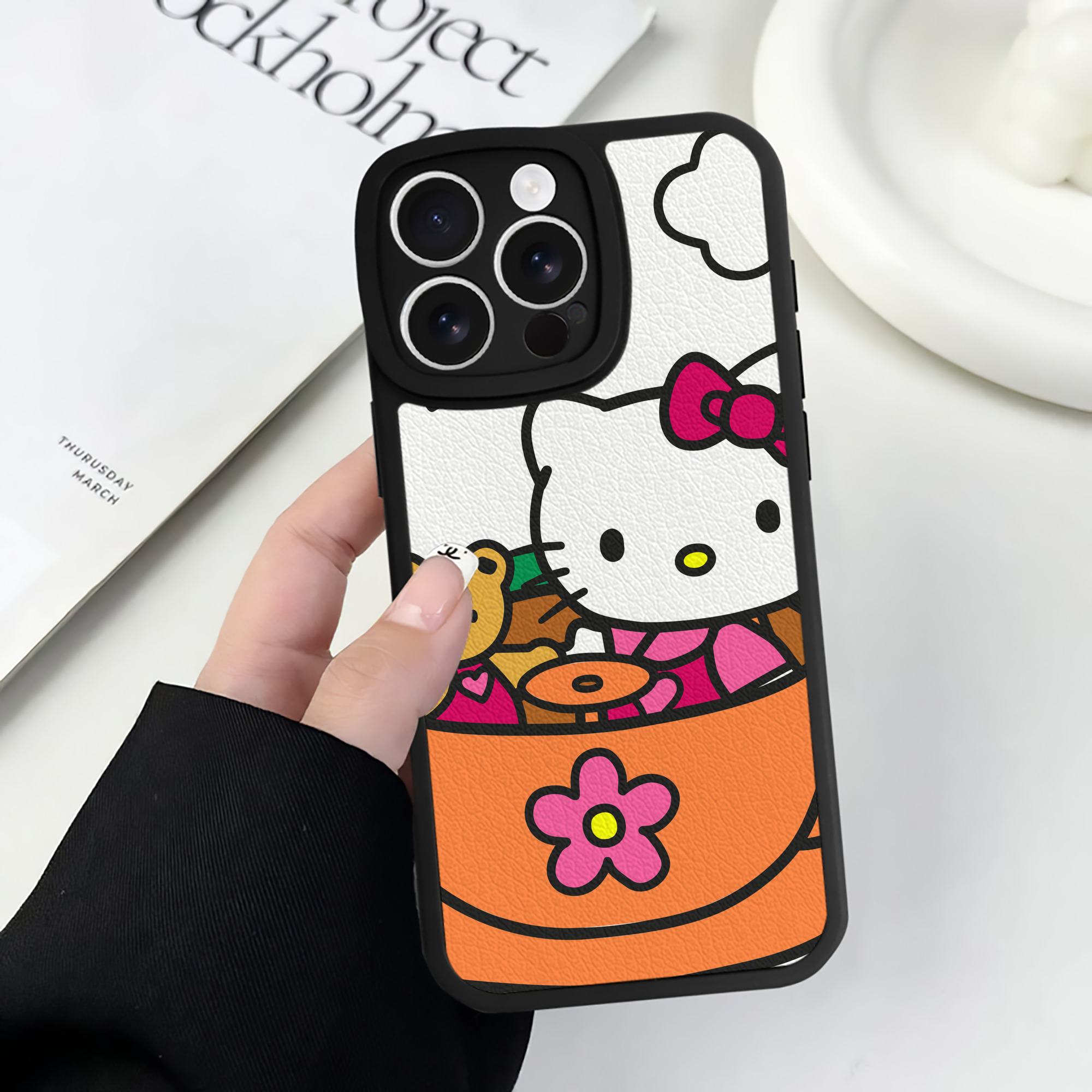 （画像用） Hello Kitty ハローキティ 【iPhone 16シリーズ対応】シリコンスマホケース（レザー調） 材質：シリコン
